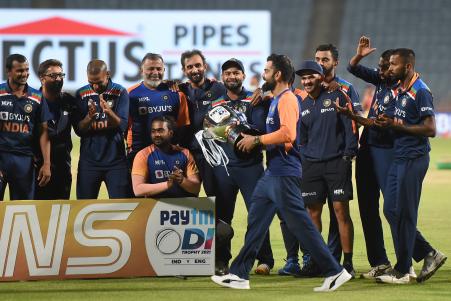 खिताबी मुकाबले में भारत ने इंग्लैंड को 7 रन से हराकर सीरीज अपने नाम की