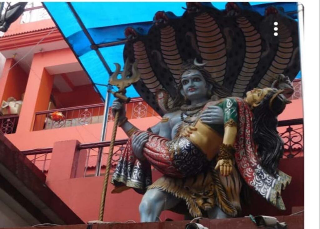 राजा दक्ष के हवन कुंड से सती का शव को लेकर तांडव करते शिव पटन देवी मंदिर के गुंबद पर