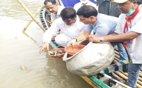 प्रधानमंत्री का जन्मदिन पर नदी में मछली प्रवाहित करते मंत्री मुकेश सहनी