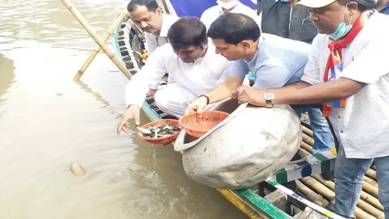 प्रधानमंत्री का जन्मदिन पर नदी में मछली प्रवाहित करते मंत्री मुकेश सहनी
