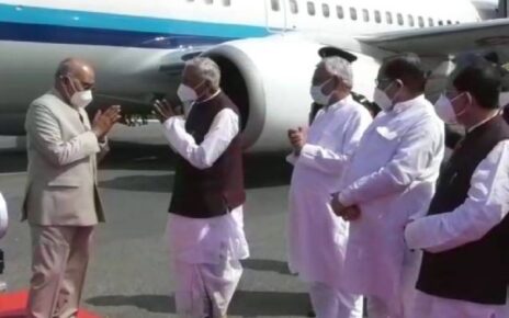 भारत के महामहिम राष्ट्रपति रामनाथ कोविन्द के भारतीय वायुसेना के विमान से पटना हवाई अड्डा आगमन पर भव्य स्वागत किया गया। राज्यपाल फागू चौहान...
