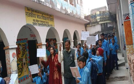 मध्य विद्यालय सिपारा के 180 छात्र-छात्राओं एवं शिक्षकों ने नशा मुक्ति दिवस पर प्रभातफेरी निकालकर नशा मुक्ति दिवस मनाया। प्रभातफेरी के क्रम ...