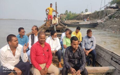 छठपर्व को लेकर शनिवार को नाव से बीडीओ धर्मवीर कुमार ने शहर के विभिन्न गंगा घाटों का निरीक्षण किया। इस निरीक्षण में बीडीओ धर्मवीर कुमार के...