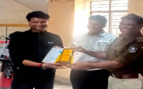 समाजसेवाको मिला पुरस्कार, फतुहा के रहने वाले राजदीप सम्मानित।शहर के गोविन्दपुर निवासी राजदीप कुमार को श्री कृष्ण विज्ञान केन्द्र में विश्....