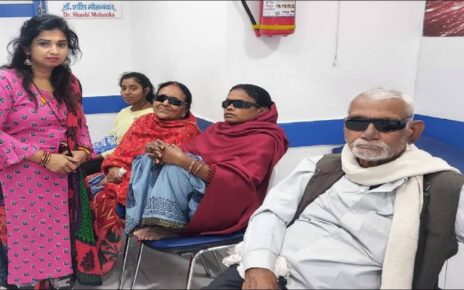 पटना रोटरी चाणक्या के सौजन्य से नाला रोड पटना स्थित श्री बालाजी नेत्रालय में कई जरूरतमंद महिलाओं एवं पुरुषों का मोतियाबिंद का सफल ऑपरेशन कि...