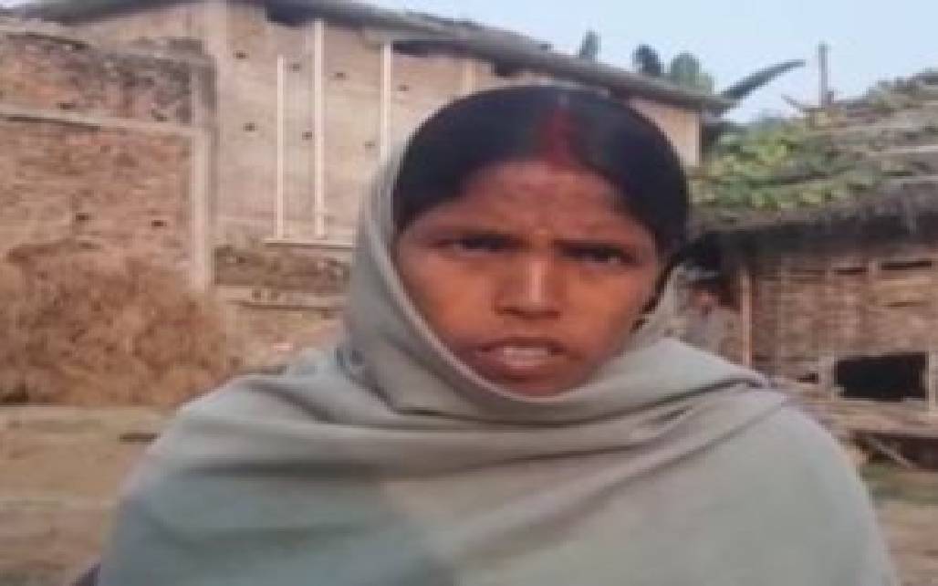 लड़की की मां ने रोते हुए कहा कि हमें इंसाफ चाहिए। जिले के दरियापुर थाना क्षेत्र दरिहरा सर नारायण गांव में छात्रा से सामूहिक दुष्कर्म