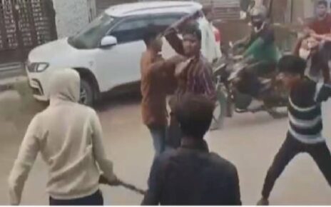 छपरा में 4-5 युवकों ने दो युवक की जमकर लाठी-डंडे से पिटाई कर दी। इस घटना का वीडियो जिले में तेजी से वायरल हो रहा है। वीडियो में कुछ युवक दो...