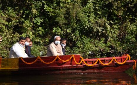 मुख्यमंत्री नीतीश कुमार ने आज वाल्मीकिनगर (पश्चिमी चंपारण) में जल-जीवन-हरियाली अभियान के तहत नहर में विकसित किये गए बोट सफारी का लोकार्पण ...