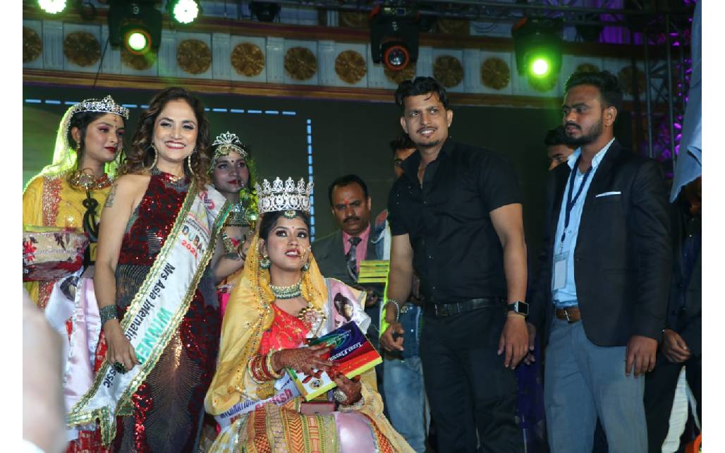 मिस इंटरनेशनल ब्राइडल शो की विजेता रहीं बख्तियारपुर(बिहार) की अदिति आर्या। फर्स्ट रनरअप रही अंकिता पांडे रहीं जबकि दूसरी रनरअप रही दीपिका ...