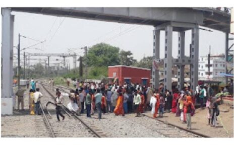 रेल दुर्घटना : दुर्घटना के बाद रेलवे द्वारा गुमटी के दोनों साइड किया गया बैरिकेटिंग । स्थानीय रेलवे गुमटी पर रेलवे ट्रैक पार करने के द....