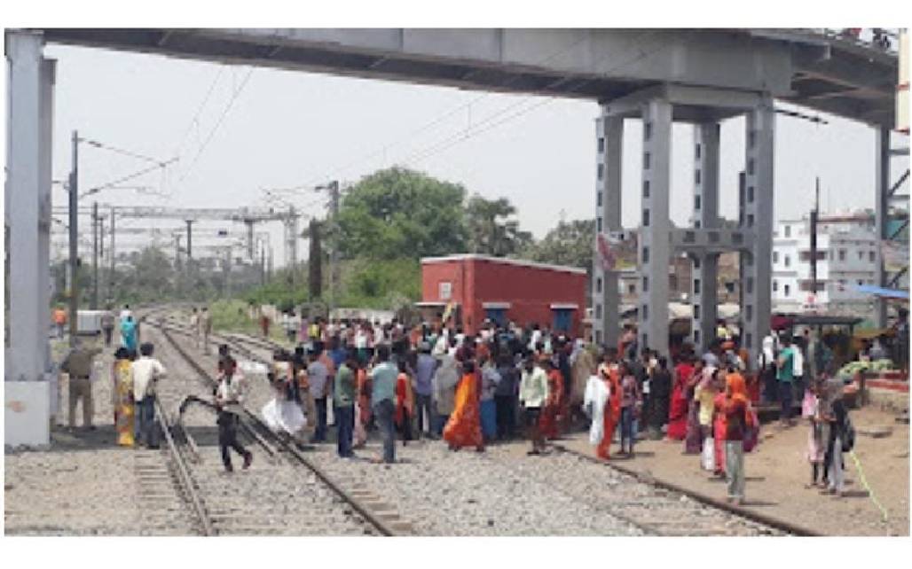 रेल दुर्घटना : दुर्घटना के बाद रेलवे द्वारा गुमटी के दोनों साइड किया गया बैरिकेटिंग । स्थानीय रेलवे गुमटी पर रेलवे ट्रैक पार करने के द....