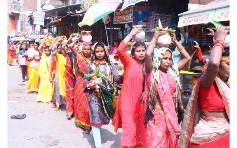 रघुनाथगंज सूर्य मंदिर की प्राण प्रतिष्ठा के क्रम में आज भव्य कलश यात्रा निकाली गई। इसमें हजारों श्रद्धालु महिलाओं और पुरुषों ने भाग लिया। ...