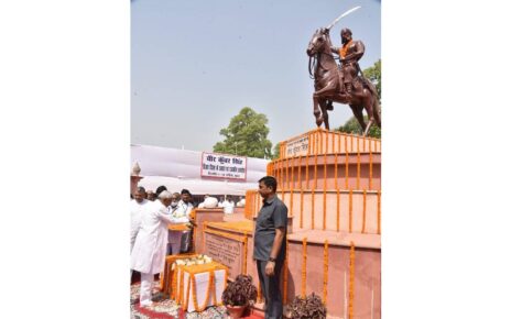 1857 के प्रथम भारतीय स्वतंत्रता संग्राम के महानायक बाबू वीर कुँवर सिंह विजयोत्सव के अवसर पर आज वीर कुँवर सिंह आजादी पार्क में आयोजित राजकी...