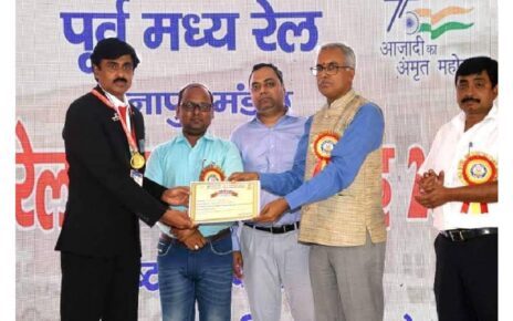 दानापुर मंडल मुख्यालय स्थित अधिकारी क्लब में आयोजित  67वें रेल सप्ताह समारोह के तहत मंडल के डीआरएम प्रभात कुमार ने सभी विभागों से उत्कृष्ट...