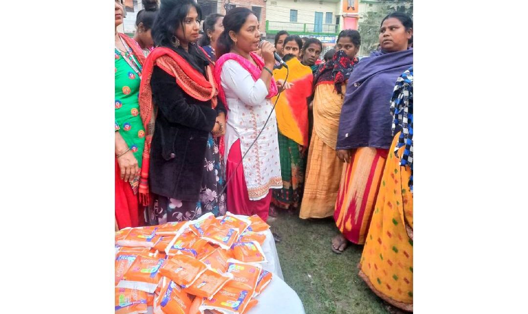 सेनेटरी पैड इस्तेमाल को लेकर जागरुकता कार्यक्रम। पटना के कंकड़बाग क्षेत्र में महिलाओं को "माहवारी" के दौरान कपड़ा का इस्तेमाल नहीं करने ...