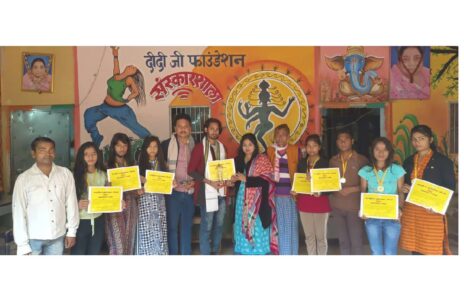 सामाजिक संगठन दीदीजी फाउंडेशन ने हर्षा म्यूजिकल ग्रुप के कलाकारों को राष्ट्रीय पुस्तक मेला का प्रमाण पत्र और मेडल देकर सम्मानित किया।...