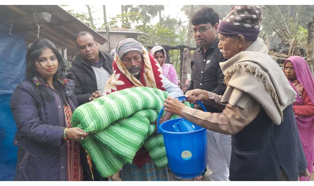 वैशाली में अग्नि पीड़ितों के बीच पटना के एनजीओ ने किया कंबल, कपड़ा और भोजन सामग्री का वितरण। जन स्वास्थ्य कल्याण समिति के सचिव डा.एलबी सि...