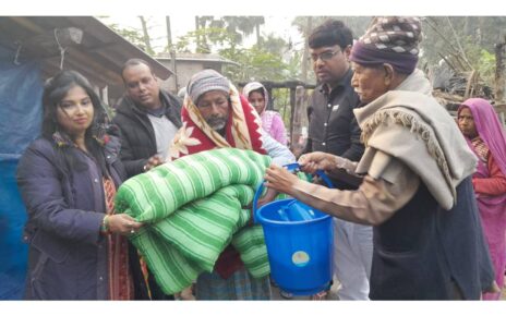 वैशाली में अग्नि पीड़ितों के बीच पटना के एनजीओ ने किया कंबल, कपड़ा और भोजन सामग्री का वितरण। जन स्वास्थ्य कल्याण समिति के सचिव डा.एलबी सि...