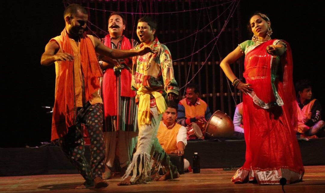 स्थानीय प्रेमचंद रंगशाला में सुरेश कुमार हज्जु निर्देशित नाटक बाबूजी का मंचन साल 2022 के आखिरी दिन किया गया। यह प्रस्तुति राजधानी की प्र...