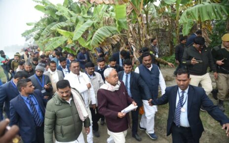 ठिठुरन भरी ठंड में  बिहार के मुख्यमंत्री नीतीश कुमार ने पश्चिमी चंपारण जिले के दरुआबारी गांव से अपनी समाधान यात्रा शुरू कर दी है। इस यात्र ...