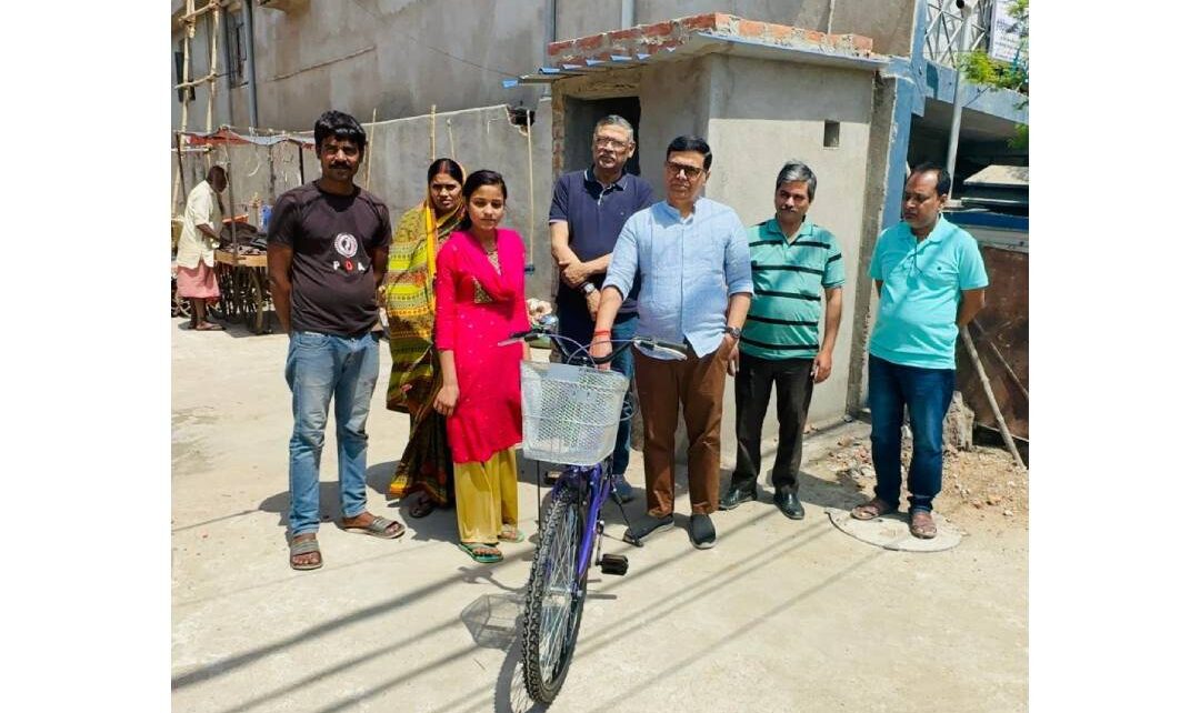 बिहार में ऑक्सीजन मैन के नाम से प्रसिद्ध गौरव राय ने एक बच्ची ख़ुशी कुमारी को आज 27मार्च को साइकिल दिया। ये गौरव राय, उनके परिवार और म...