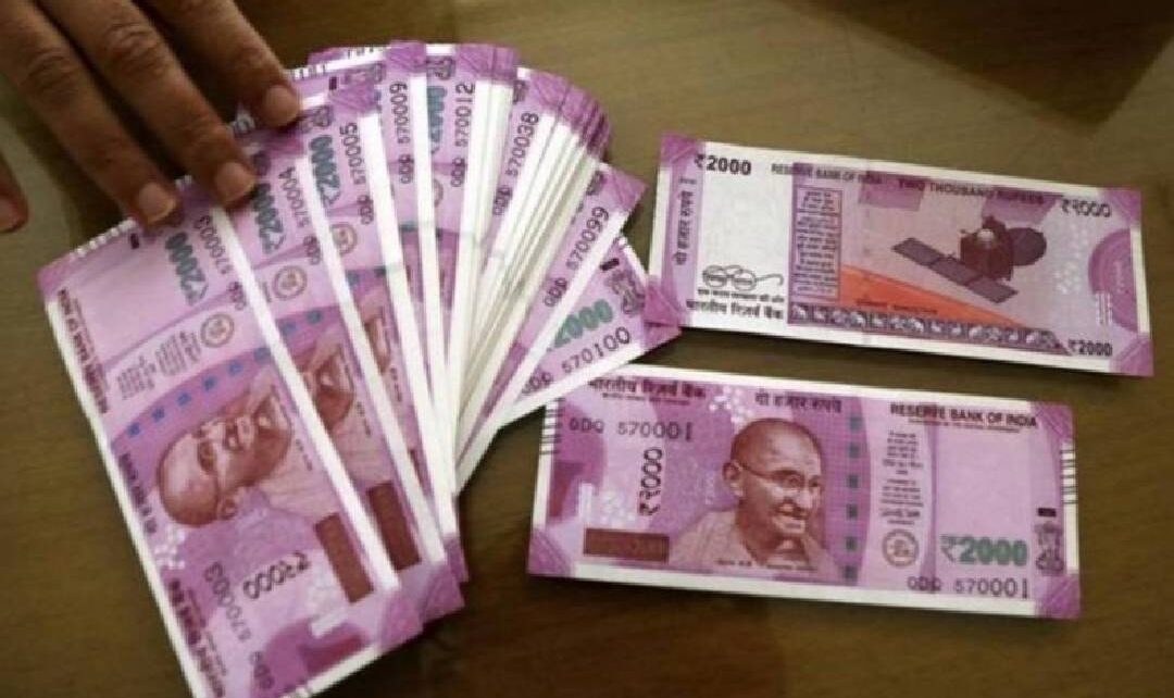 ₹2000 के नोट बदलने के लिए लोग अपने नजदीकी बैंक में पहुँचने लगे है। भारतीय रिजर्व बैंक ने 19 मई को ₹2000 के नोट को चलन से बाहर करने की ...