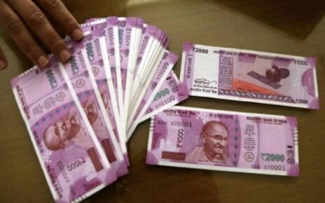 ₹2000 के नोट बदलने के लिए लोग अपने नजदीकी बैंक में पहुँचने लगे है। भारतीय रिजर्व बैंक ने 19 मई को ₹2000 के नोट को चलन से बाहर करने की ...