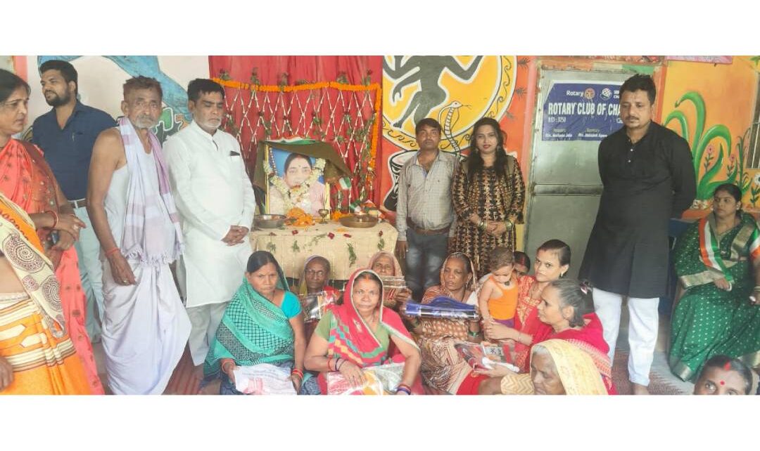 समाज सेविका स्वर्गीय फुलझरी देवी की तीसरी पुण्यतिथि के अवसर पर कुरथौल स्थित दीदीजी संस्कारशाला में 51 जरूरमंद महिलाओं के बीच साड़ी का वितर...