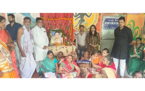 समाज सेविका स्वर्गीय फुलझरी देवी की तीसरी पुण्यतिथि के अवसर पर कुरथौल स्थित दीदीजी संस्कारशाला में 51 जरूरमंद महिलाओं के बीच साड़ी का वितर...