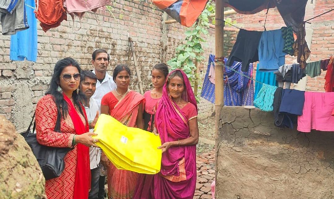 वर्षा का मौसम देखते हुए पटना का सामाजिक संगठन दीदीजी फाउंडेशन ने जरूरतमंद 21 परिवारों के बीच तिरपाल का वितरण किया। दीदीजी फाउडेशन की संस्...