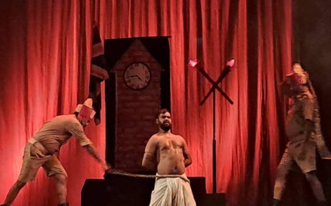 नाट्य संस्था प्रयास द्वारा पटना के कालिदास रंगालय में क्रांतिकारी नाटक सात दीवाने 11 अगस्त 1942 का मंचन किया गया। इस नाटक के लेखकऔर निर्दे...