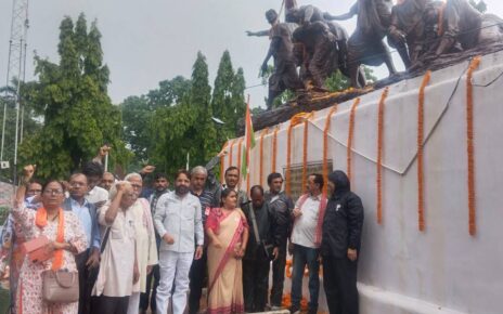 श्रमिक संगठनों के महापड़ाव में भाजपा हटाओ देश बचाओ का लिया गया संकल्प। केंद्र की भाजपा सरकार लगातार मजदूर विरोधी, किसान विरोधी नीति पर चल ...