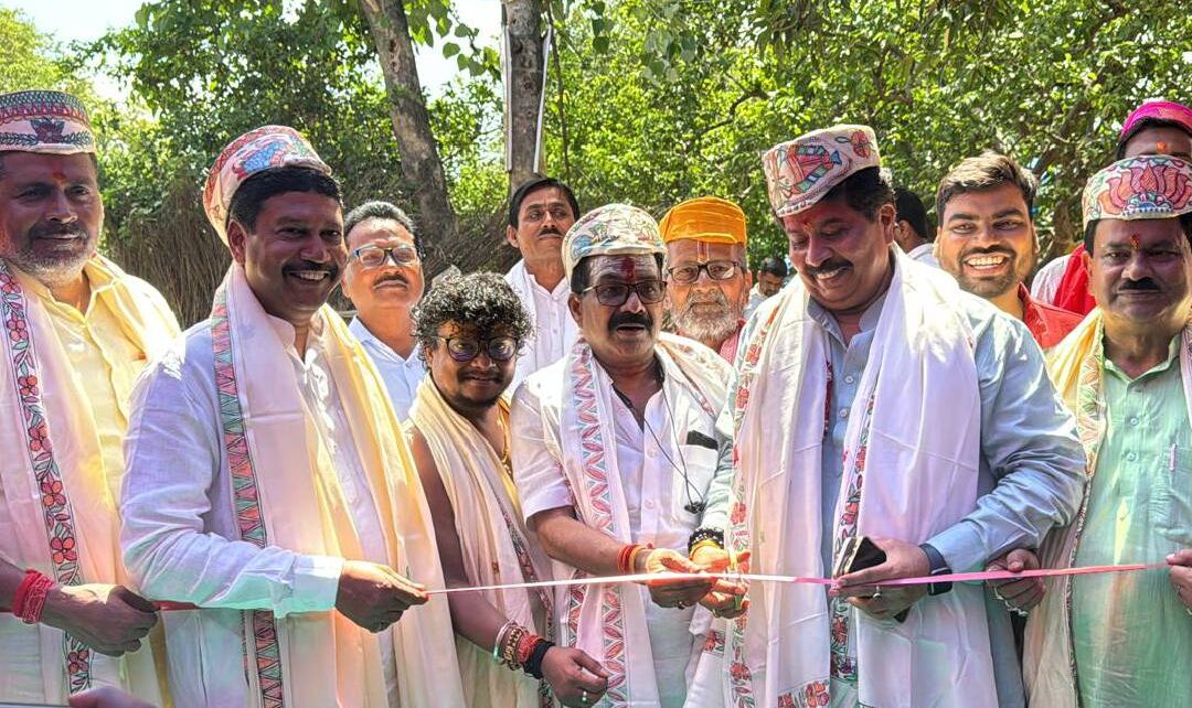 बोल बम सेवा शिविर ने लगाया फ्री स्टॉल। सावन का महीना हो और माहौल शिवमय न हो, ऐसा कैसे हो सकता है। भक्त विश्व की भक्ति में जुटें हैं ....