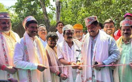 बोल बम सेवा शिविर ने लगाया फ्री स्टॉल। सावन का महीना हो और माहौल शिवमय न हो, ऐसा कैसे हो सकता है। भक्त विश्व की भक्ति में जुटें हैं ....