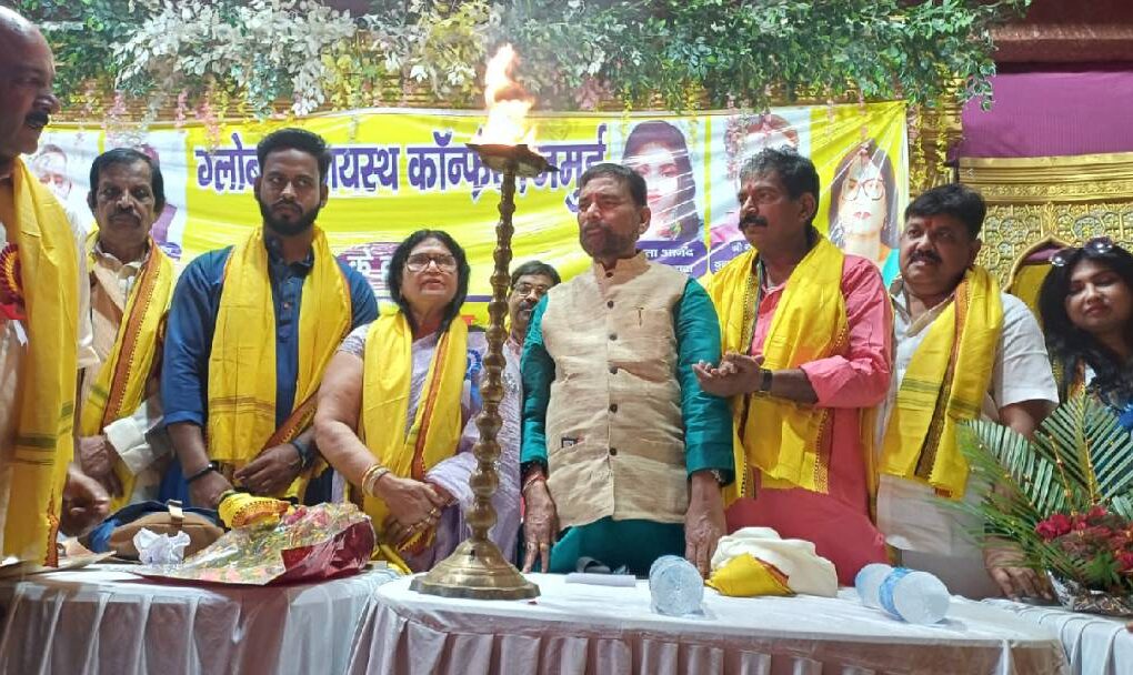 जीकेसी कायस्थ महाकुंभ- कायस्थों में कायस्थों को लेकर एक कहावत मशहूर है।कहावत है -कायस्थों को इक्ट्ठा करना खुले तराजू में मेढ़क तौलने के बर...