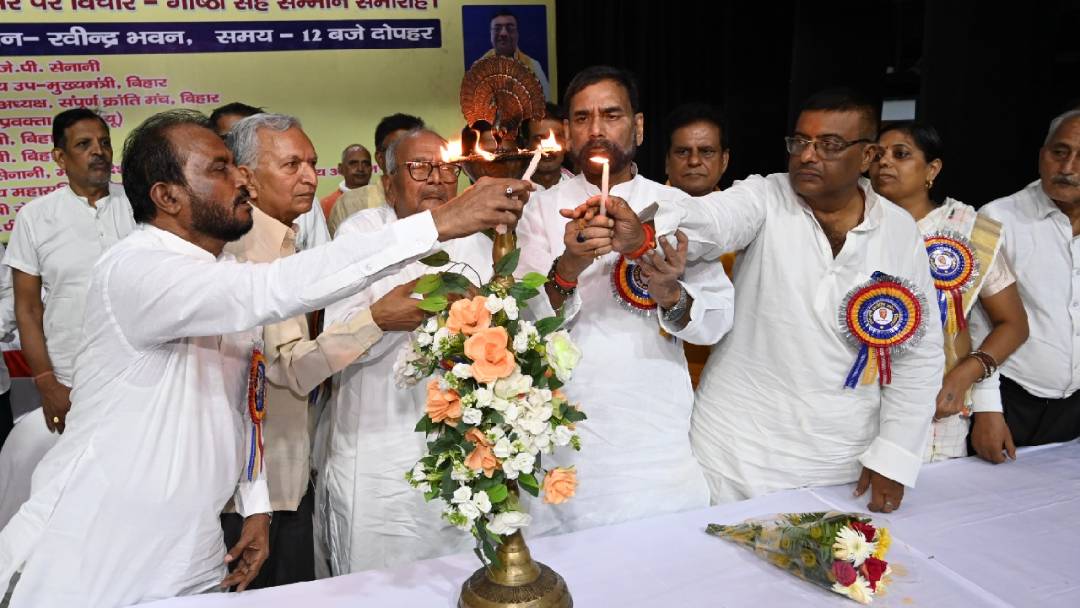 संपूर्ण क्रांति दिवस पर याद किये गए लोकनायक जयप्रकाश । इस अवसर संपूर्ण क्रांति मंच की ओर से स्थानीय रविन्द्र भवन में जेपी सेनानियों के लिए ...