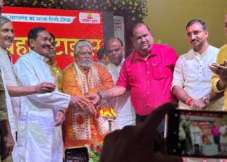 नवबिहार टाइम्स के सथापना दिवस पर पहुंचे सहकारिता मंत्री डा. प्रेम कुमार। सरकार की जनकल्याणकारी योजनाओं जनता तक पहुंचाने, जनता को उसके अधिका...