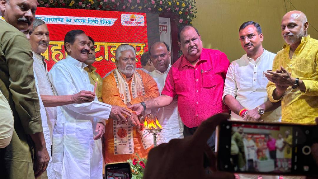 नवबिहार टाइम्स के सथापना दिवस पर पहुंचे सहकारिता मंत्री डा. प्रेम कुमार। सरकार की जनकल्याणकारी योजनाओं जनता तक पहुंचाने, जनता को उसके अधिका...