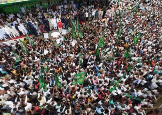 चुनाव में वोटरों को रिझाने के मकसद से तेजस्वी यादव बिहार अधिकार यात्रा पर निकल चुके हैं। पहली सभा पटना के मसौढ़ी विधानसभा होते हुए जहानाबा...