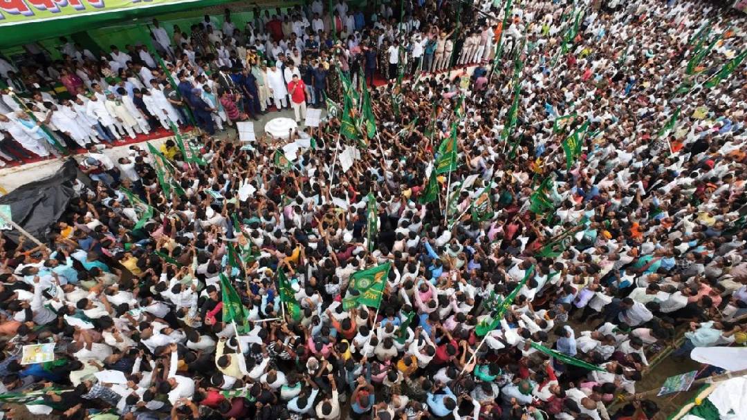 चुनाव में वोटरों को रिझाने के मकसद से तेजस्वी यादव बिहार अधिकार यात्रा पर निकल चुके हैं। पहली सभा पटना के मसौढ़ी विधानसभा होते हुए जहानाबा...