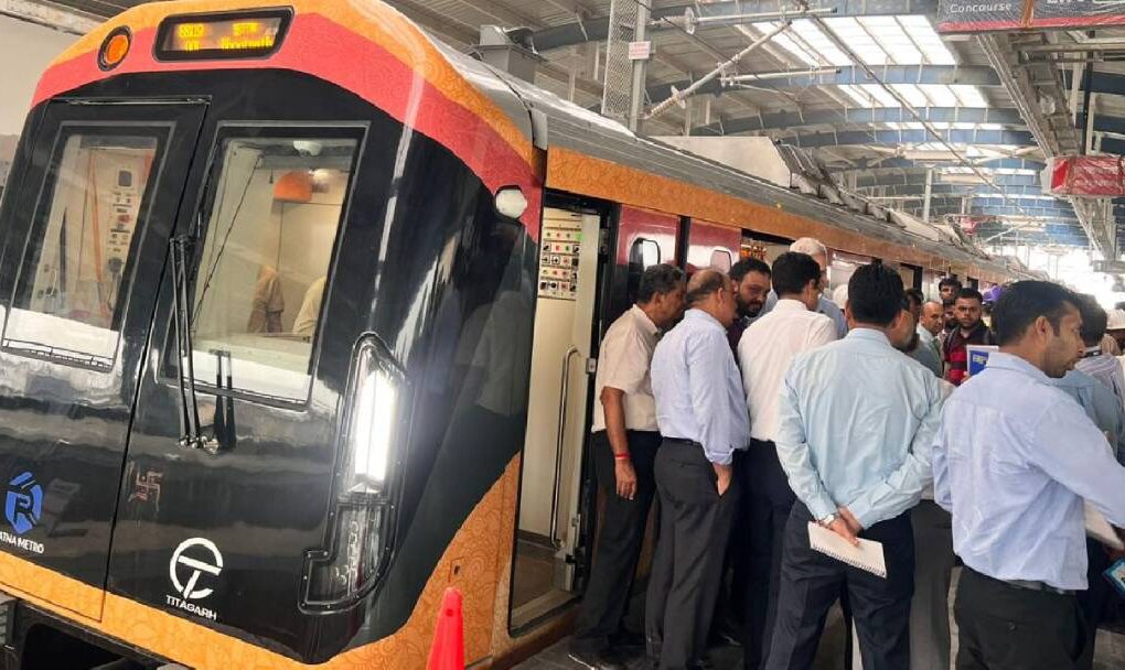 पटना में मेट्रो रेल संरक्षा आयुक्त जनक कुमार गर्ग ने मंगलवार को पटना मेट्रो डिपो, रॉलिंग स्टॉक तथा प्रायोरिटी कॉरिडोर के तीन स्टेशनों का व...