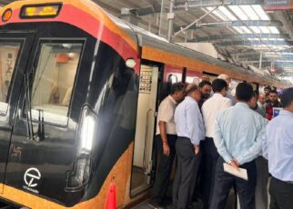 पटना में मेट्रो रेल संरक्षा आयुक्त जनक कुमार गर्ग ने मंगलवार को पटना मेट्रो डिपो, रॉलिंग स्टॉक तथा प्रायोरिटी कॉरिडोर के तीन स्टेशनों का व...