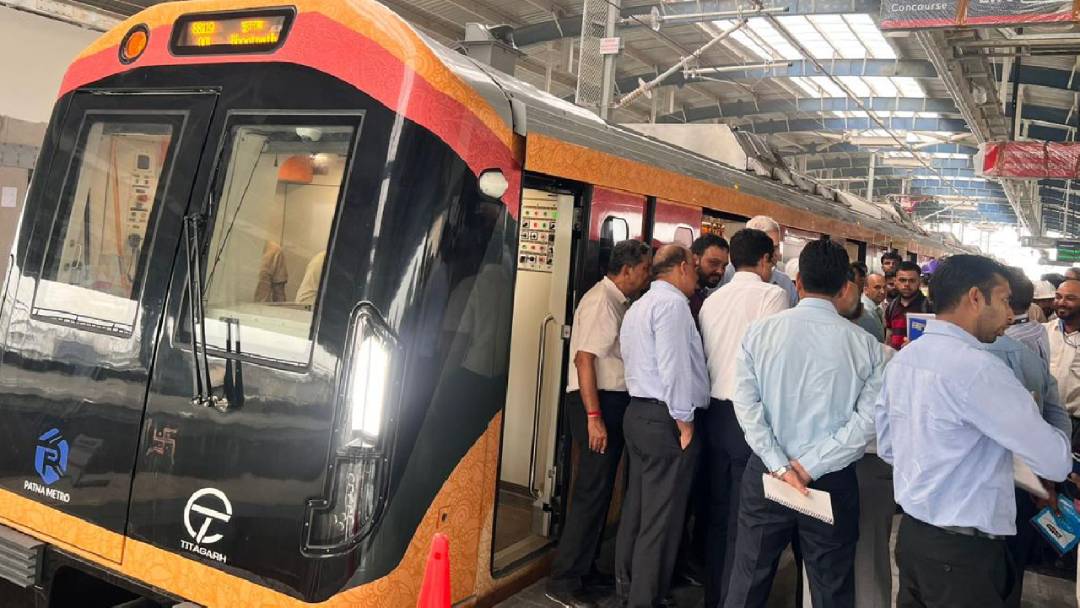 पटना में मेट्रो रेल संरक्षा आयुक्त जनक कुमार गर्ग ने मंगलवार को पटना मेट्रो डिपो, रॉलिंग स्टॉक तथा प्रायोरिटी कॉरिडोर के तीन स्टेशनों का व...