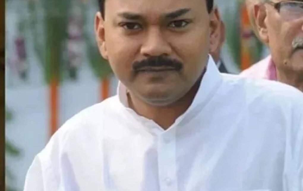 बिहार के मुख्यमंत्री नीतीश कुमार के इकलौते बेटे निशांत कुमार आज से राजनीति करते नजर आएंगे। आज ही वो अपने पिता की पार्टी जनता दल (यू) में शा...