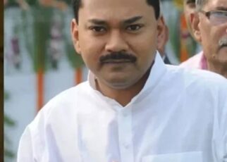 बिहार के मुख्यमंत्री नीतीश कुमार के इकलौते बेटे निशांत कुमार आज से राजनीति करते नजर आएंगे। आज ही वो अपने पिता की पार्टी जनता दल (यू) में शा...