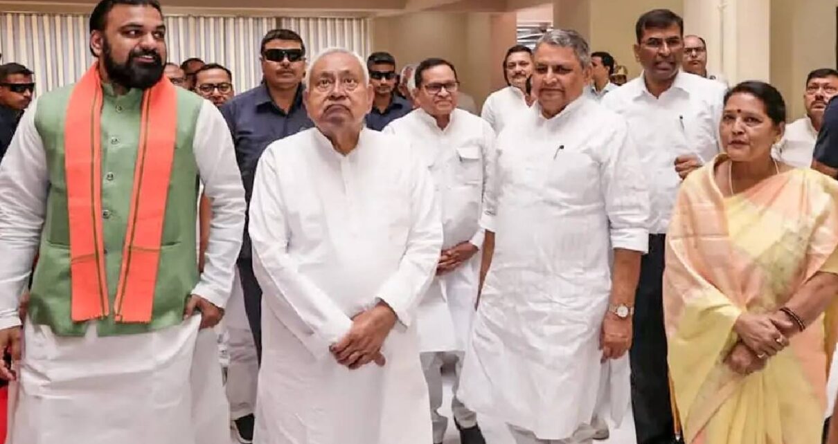 एनडीए विधान मंडल की बैठक के बाद बिहार को सम्राट चौधरी के रूप में एक नया ''सम्राट’ मिल गया है। अब नीतीश कुमार के बाद सम्राट चौधरी बिहा...